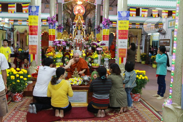 Người dân Hà Nội - Sài Gòn nô nức đi lễ chùa ngày đầu năm 12 Người dân Hà Nội - Sài Gòn nô nức đi lễ chùa ngày đầu năm 12